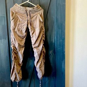 Size 4 Lulu Lemon 🍋 Hiking style pants. 🥾